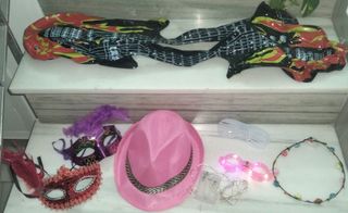 Pack artículos fiesta: guitarras, máscaras, sombre