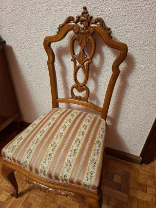 Silla de madera tapizada rosa floral