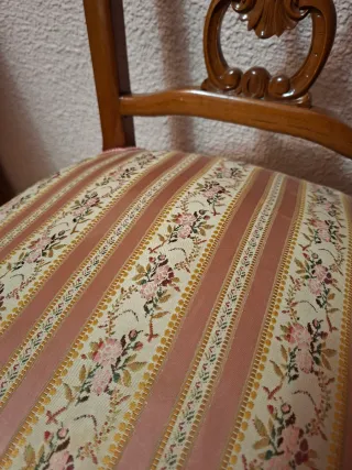 Silla de madera tapizada rosa floral