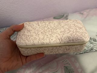 Joyero de viaje blanco y rosa con detalles dorados