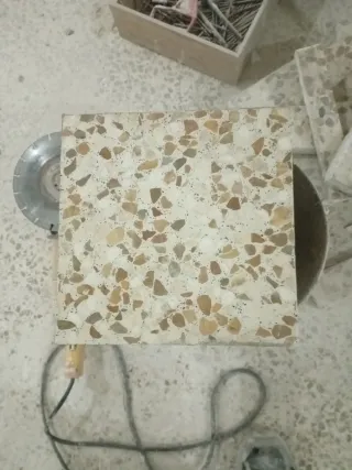Baldosa de terrazo con fragmentos