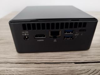 Mini PC Negro con Adaptador de Corriente