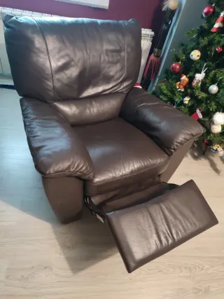 Sillón reclinable de piel marrón