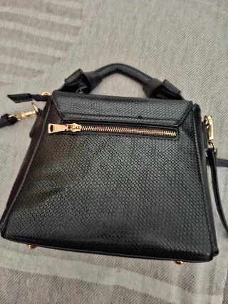 Bolso negro pequeño con asa y cadena