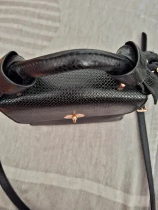 Bolso negro pequeño con asa y cadena