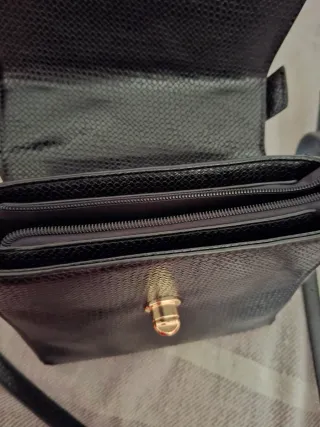 Bolso negro pequeño con asa y cadena