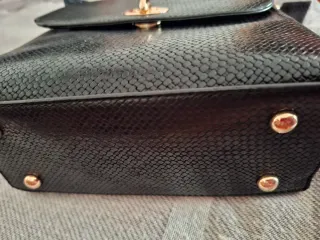 Bolso negro pequeño con asa y cadena