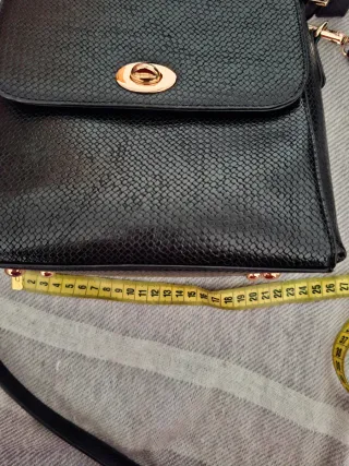 Bolso negro pequeño con asa y cadena