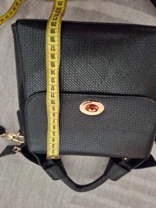 Bolso negro pequeño con asa y cadena