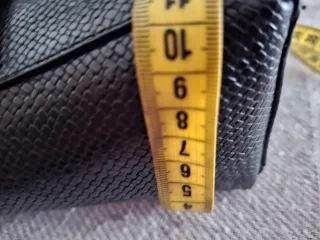 Bolso negro pequeño con asa y cadena