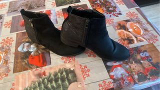 Botines negros con cremallera y detalle serpiente