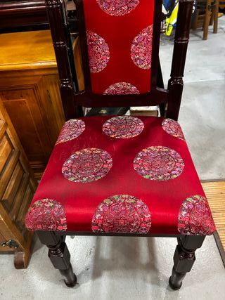 Silla tallada con tapizado oriental
