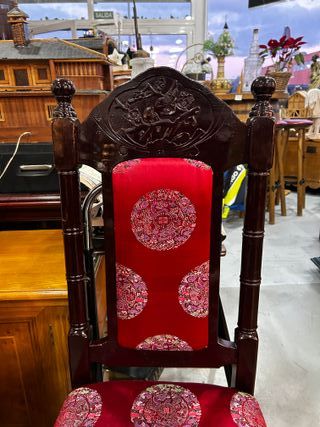 Silla tallada con tapizado oriental