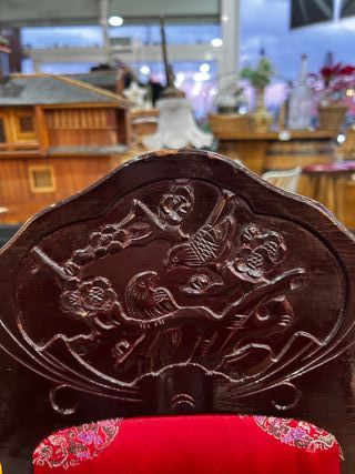 Silla tallada con tapizado oriental