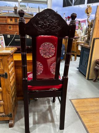 Silla tallada con tapizado oriental