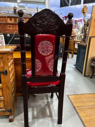 Silla tallada con tapizado oriental