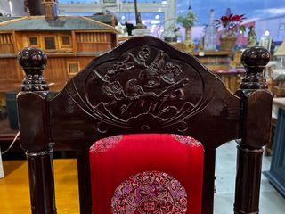 Silla tallada con tapizado oriental