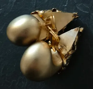 Pendientes Clip oversize Isabel Cánovas dorados