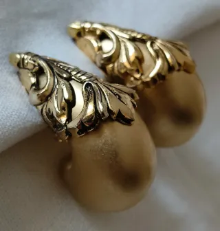 Pendientes Clip oversize Isabel Cánovas dorados