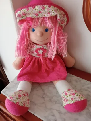 Muñeca de trapo rosa con vestido floral
