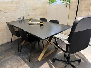 Mesa de comedor negra y dorada