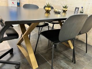 Mesa de comedor negra y dorada