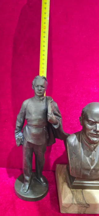 Figuras y bustos de líderes políticos