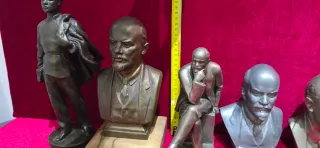 Figuras y bustos de líderes políticos