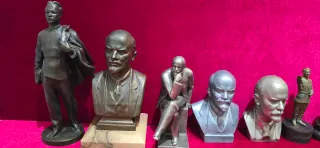 Figuras y bustos de líderes políticos