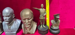 Figuras y bustos de líderes políticos