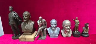 Figuras y bustos de líderes políticos