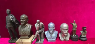 Figuras y bustos de líderes políticos