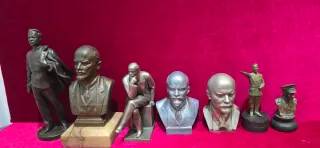 Figuras y bustos de líderes políticos