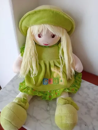 Muñeca de trapo verde con sombrero