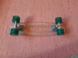 Monopatín transparente con ruedas azules