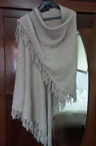Mango Maxi chal/mantilla beige con flecos