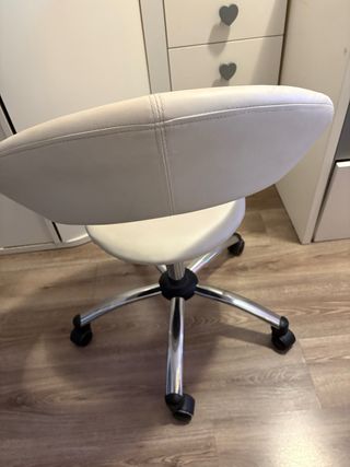 Silla de escritorio beige con base metálica