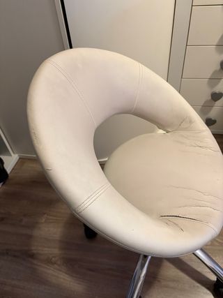 Silla de escritorio beige con base metálica