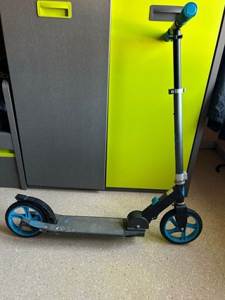 Patinete infantil azul y negro