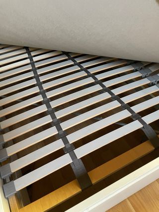 Cama 1.60x200 con sommier y colchón viscoelástico.