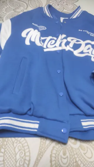 Chaqueta estilo universitario azul y blanco