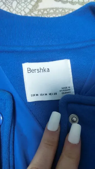 Chaqueta estilo universitario azul y blanco