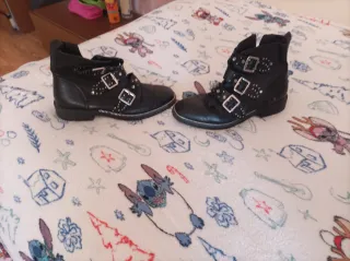 Botines negros con tachuelas y hebillas