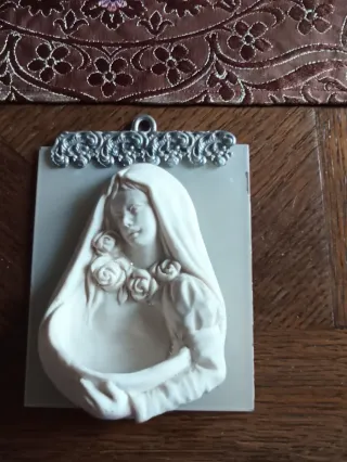 Acquasantiera rappresentante la Madonna