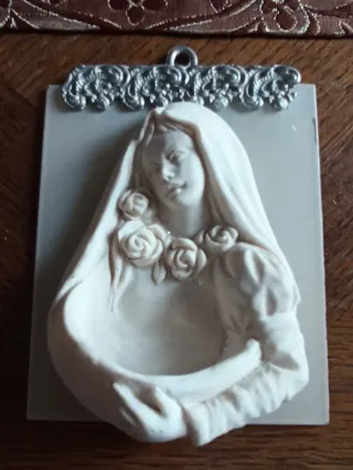 Acquasantiera rappresentante la Madonna