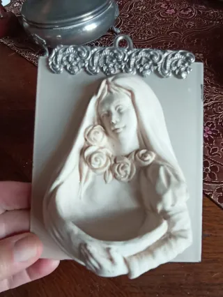 Acquasantiera rappresentante la Madonna