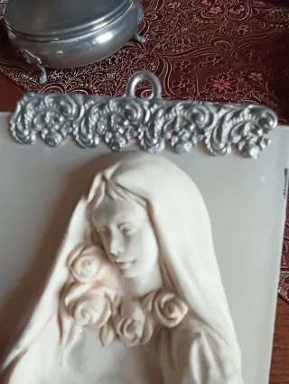 Acquasantiera rappresentante la Madonna