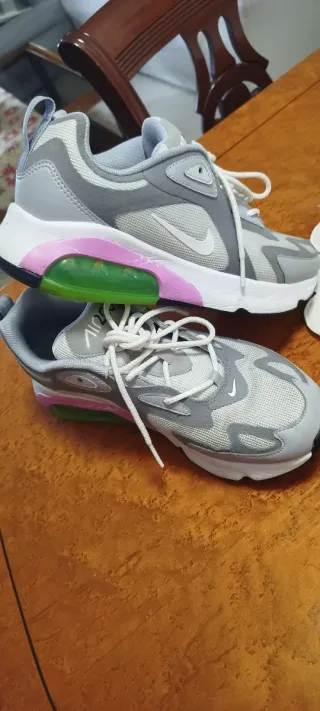 Zapatillas Nike Air Max 200 grises y rosas