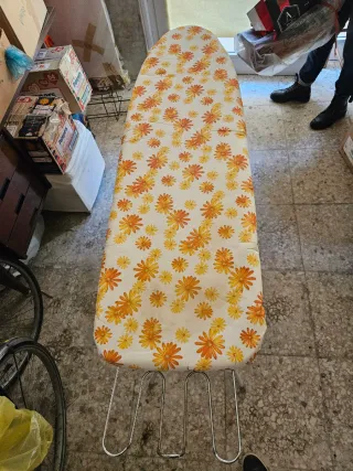 Asse da stiro con fantasia floreale