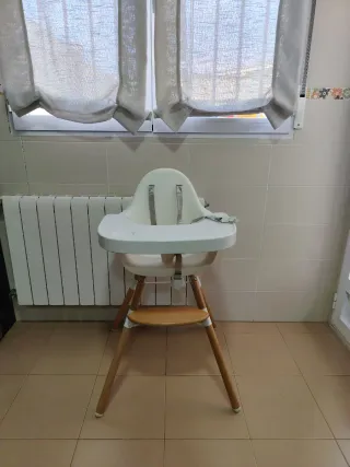 Trona bebé blanca y madera